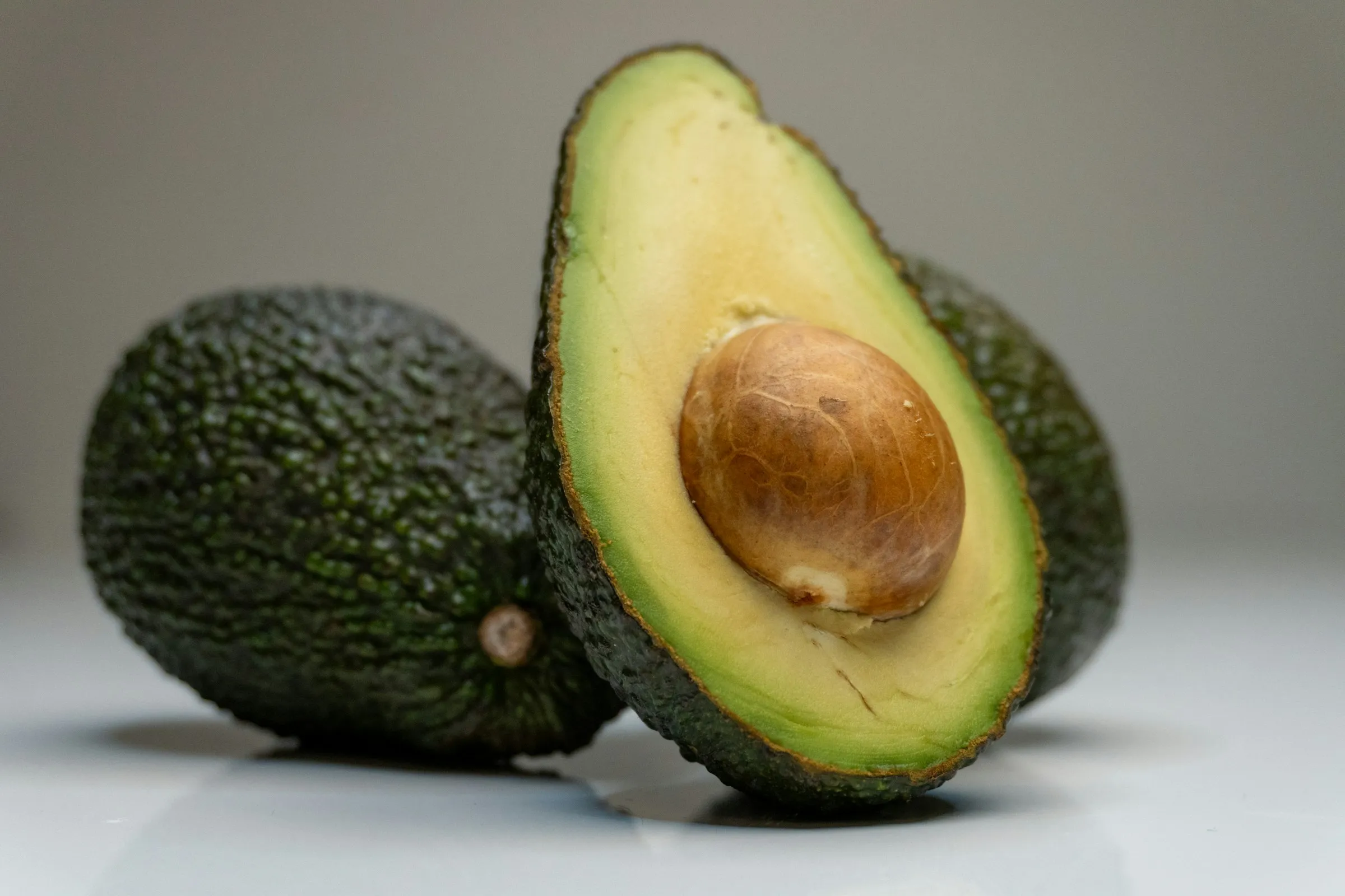 Aguacate abierto por la mitad